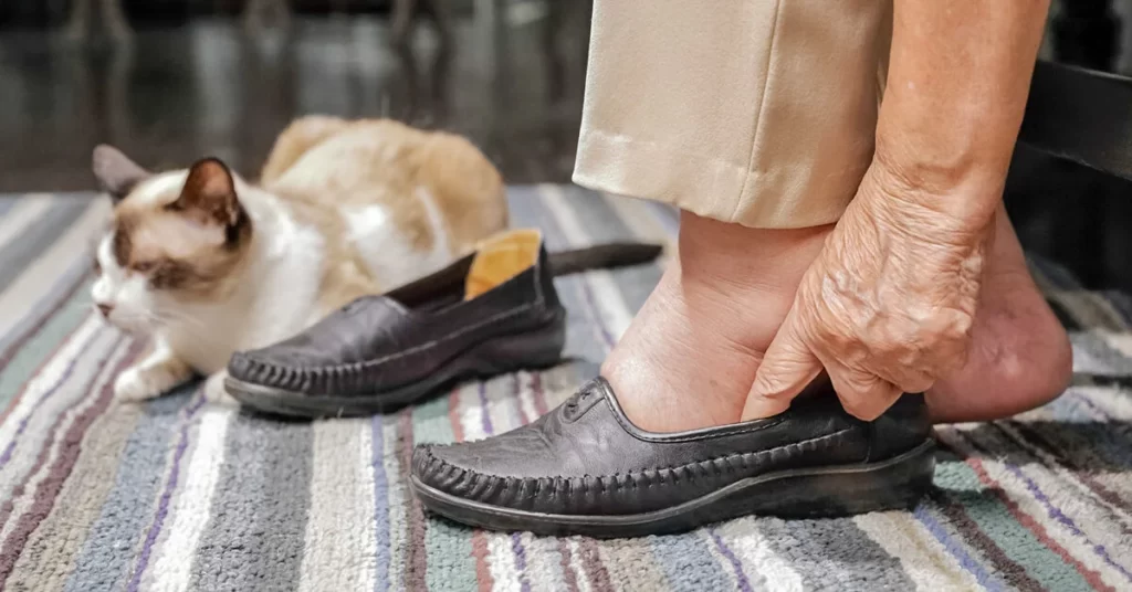 stretchy shoes for swollen feet